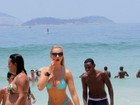 Capa da 'Playboy' vai à praia no Rio e ganha 'confere'