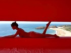 Mariana Ximenes exibe bumbum empinado em foto com praia ao fundo