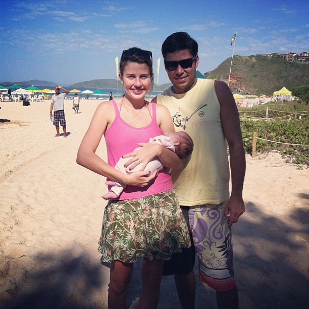 Debby Lagranha com o marido e a filha em Búzios (Foto: Instagram/ Reprodução)