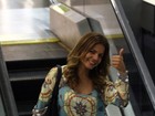 Nívea Stelmann passeia sorridente em shopping no Rio