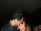 Nicole Bahls troca beijos com o namorado em show no Rio