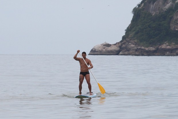 Yuri e a namorada, Angela Sousa, fazem stand up paddle no RJ (Foto: Wallace Barbosa/AgNews)