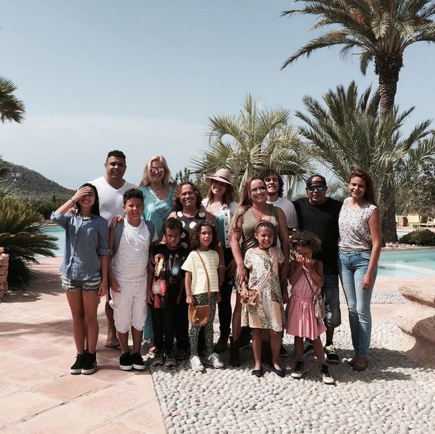 Ronaldo posa com a família em Ibiza (Foto: Instagram / Reprodução)