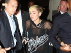 Miley Cyrus usa camisão transparente em boate