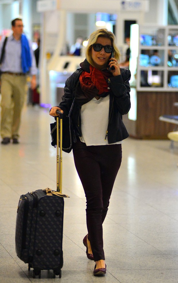 Luiza Possi no aeroporto (Foto: William Oda/Agnews)