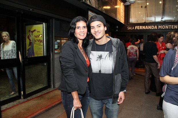 Arthur Aguiar com a mãe na estreia de "Ciranda" (Foto: Thyago Andrade / Foto Rio News)
