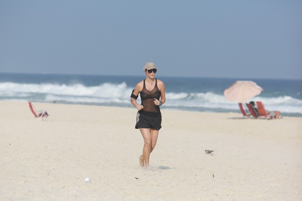 Christine Fernandes corre na praia (Foto: Dilson Silva / Agnews)