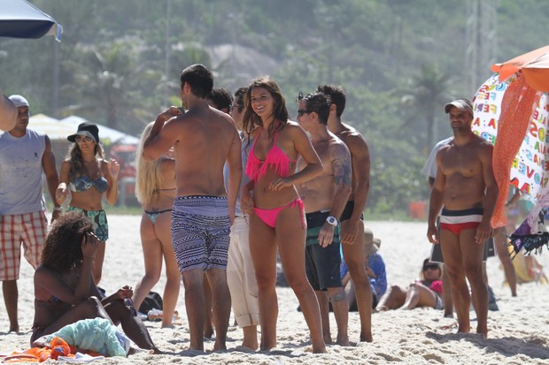 Bruna Marquezine grava na praia da Macumba, no Rio (Foto: Dilson Silva / Agnews)