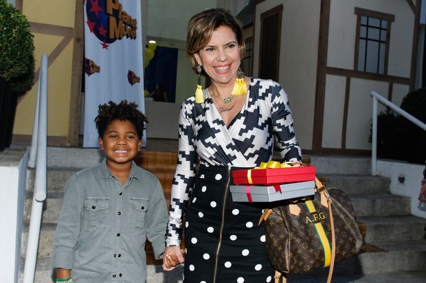Astrid Fontenelle e o filho (Foto: Manuela Scarpa e Amauri Nehn/Photo Rio News)