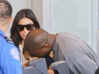 Que fofo! Kanye West dá beijo carinhoso na filha