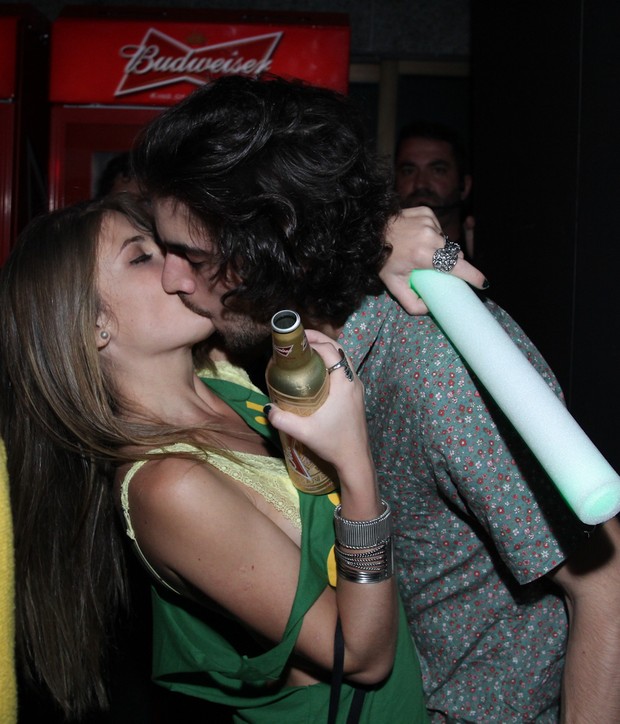 Fiuk beija loira em festa na Zona Sul do Rio (Foto: Alex Palarea/ Ag. News)