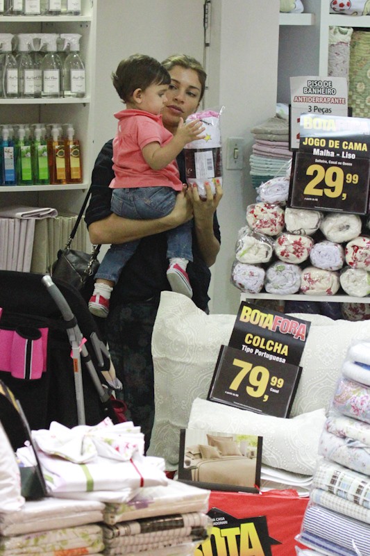 Grazi MAssafera com a filha em shopping do Rio (Foto: Dilson Silva / AgNews)