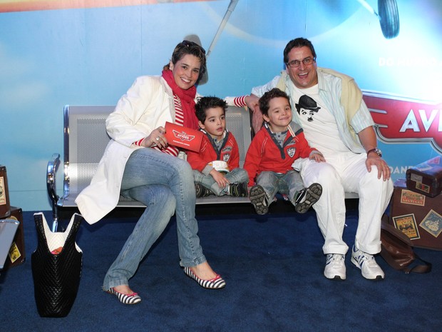 Suzy Rêgo com o marido e os filhos (Foto: Manuela Scarpa / Foto Rio News)