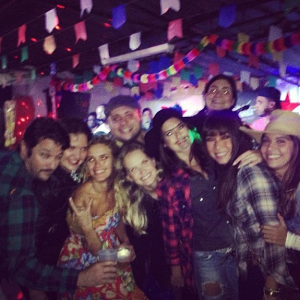 Marcelo Serrado, Carolina Dieckmann, Fernanda Paes Leme, Daniele Suzuki e Fernanda Rodrigues com amigos em festa julina (Foto: Instagram/ Reprodução)