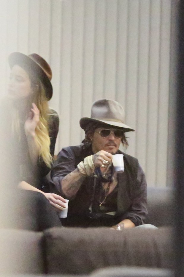 Amber Heard e Johnny Depp no aeroporto internacional do Rio (Foto: Dilson Silva e André Freitas / AgNews)