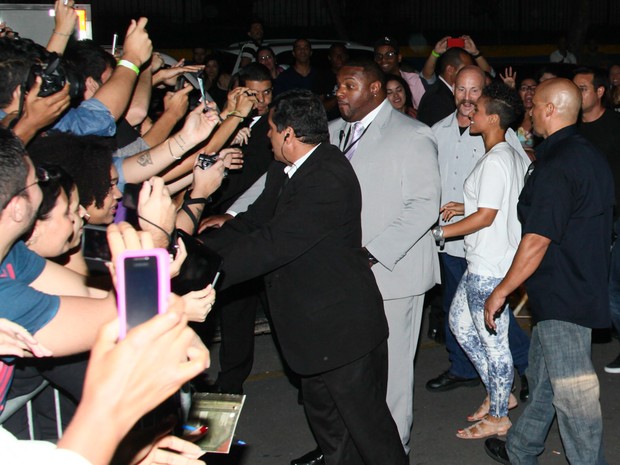 Alicia Keys com fãs após show em São Paulo (Foto: Manuela Scarpa/ Foto Rio News)