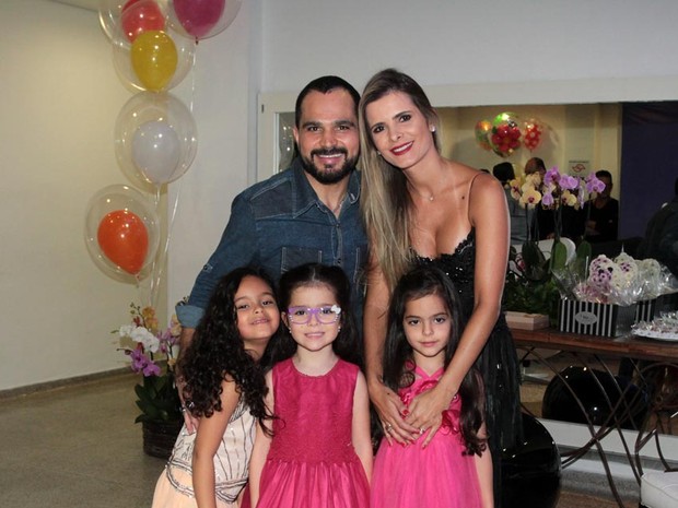 Luciano com a mulher, Flávia Camargo, com as filhas gêmeas, Helena e Isabella, e com a sobrinha Maria Eduarda em show em São Paulo (Foto: Ag. News)