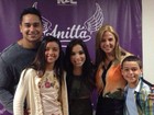 Carla Perez e Xanddy levam os filhos a show de Anitta