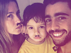 Luana Piovani e Scooby brincam com o filho e exibem bigodinhos