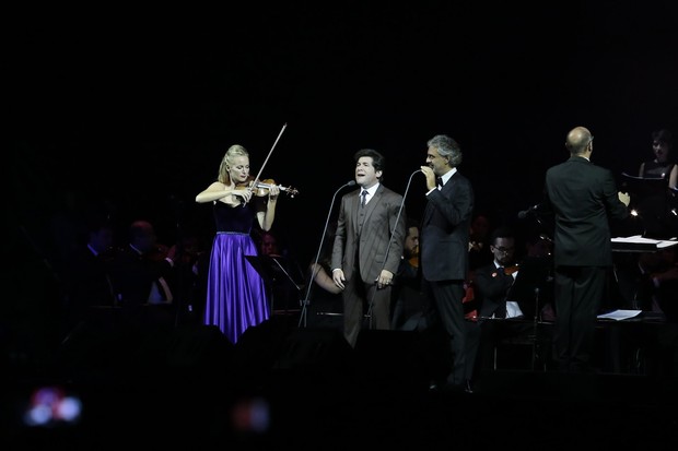 Daniel canta com Andrea Bocelli e a violinista Caroline Campbell (Foto: Rafael Cusato/Brazil News)