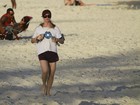 Letícia Spiller corre na areia fofa da praia