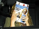 Drew Barrymore cobre o rosto para se esconder de paparazzi
