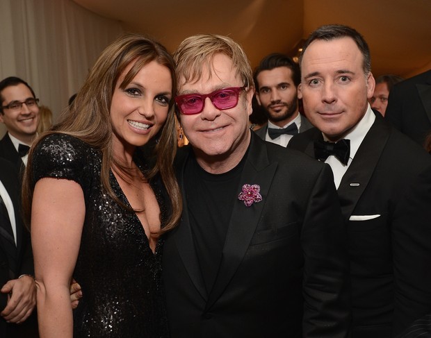  Britney Spears, Sir Elton John e David Furnish em festa beneficente em Los Angeles, nos EUA (Foto: Michael Kovac/ Getty Images)