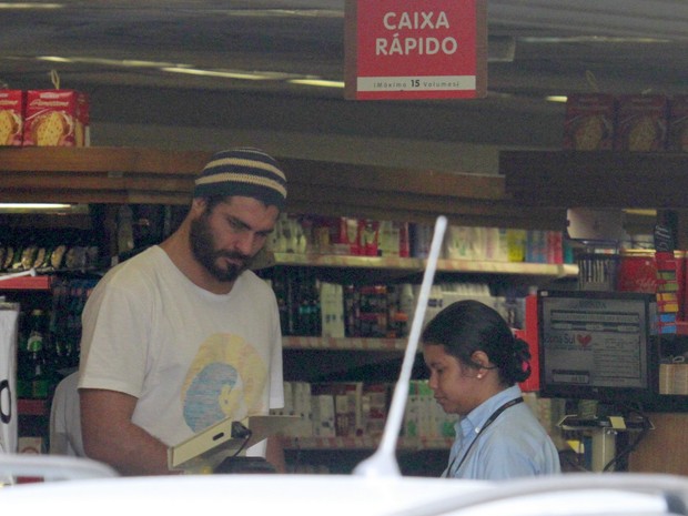 Thiago Lacerda faz compras em mercado da Barra (Foto: Dilson Silva / AgNews)