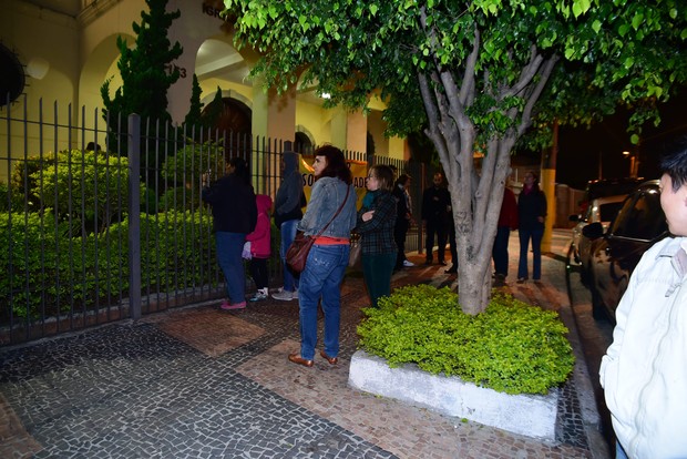 Fãs se aglomeram na entrada da igreja (Foto: Leo Franco / EGO)