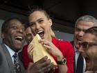 Top Bar Refaeli tieta ex-jogador Pelé e comemora: 'Garota de sorte'