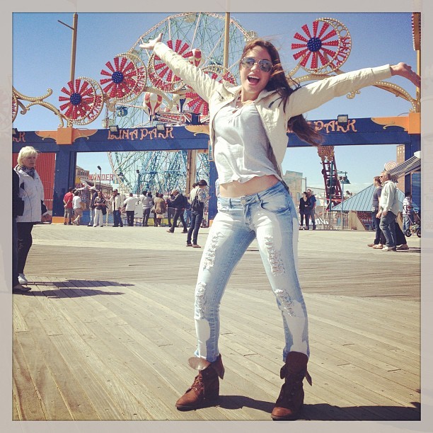 Maria Melilo posa em  Coney Island  (Foto: Reprodução/Instagram)