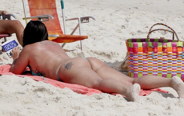 Cristina Mortágua na praia da Barra (Foto: Gabriel Rangel / AgNews)