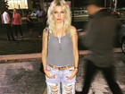Antônia Fontenelle escolhe bermudão e tênis para badalar no México