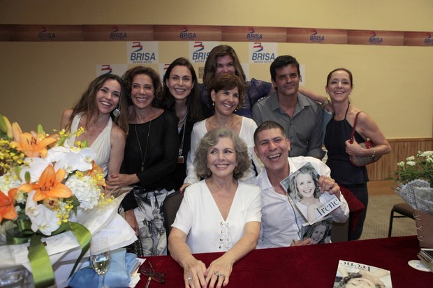 Irene Ravache recebe amigos famosos em lançamento de livro no Rio (Foto: Isac Luz/EGO)