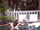 Filho de Madonna aproveita piscina em Buenos Aires
