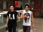 Sophia Abrahão e Fiuk passeiam de braços dados em shopping