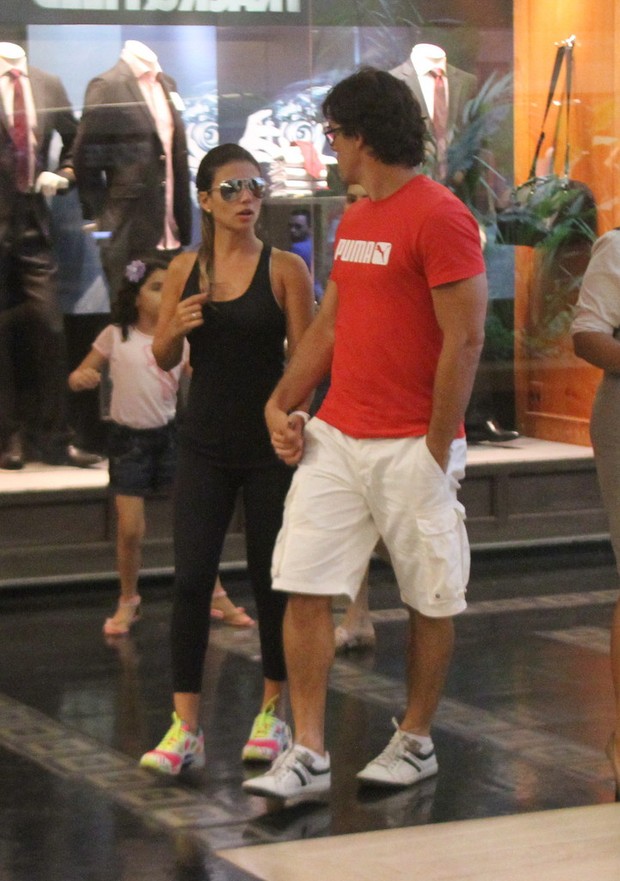 Paula Fernandes passeia com o namorado em shopping do Rio (Foto: Daniel Delmiro / AgNews)