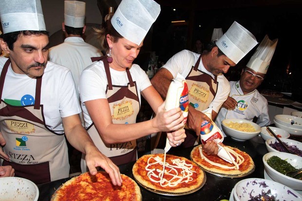 Letícia Birkheuer e Marcos Pasquim fazem pizza (2/12/2012) (Foto: Orlando Oliveira/Agnews)