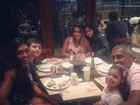 Romário reúne filhos para jantar em restaurante no Rio