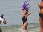 Mulher Melão faz ensaio na praia da Barra da Tijuca