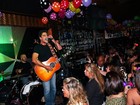 Junno Andrade, namorado de Xuxa, faz show em boate de São Paulo