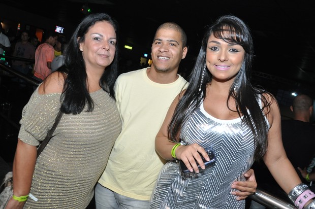Mulher Melancia com a mãe, Carmen Soares, e um amigo em casa de shows no Rio (Foto: Bruno Henrique/ Divulgação)