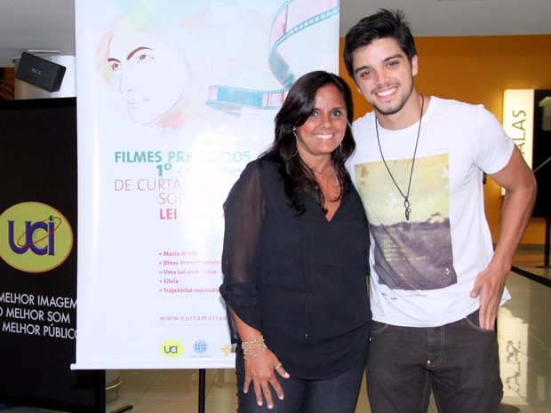 Rodrigo Simas e a mãe, Ana Simas, em evento no Rio (Foto: Alex Palarea/ Ag. News)