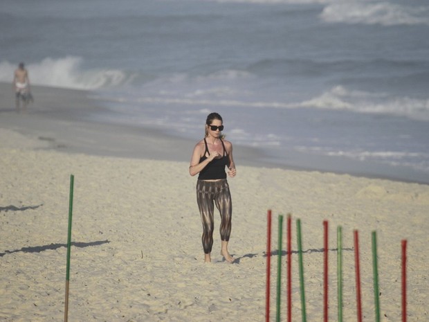 Leticia Spiller malha na praia do RJ (Foto: Dilson Silva  / Agnews)