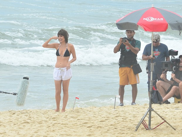Maria Casadevall grava Amor à vida na praia (Foto: William Oda / Foto Rio News)