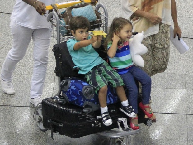 Pedro, filho mais velho de Juliana Paes, em aeroporto no Rio (Foto: Delson Silva e Dilson Silva/ Ag. News)