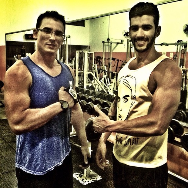 Gusttavo Lima exibe braço musculoso ao lado de amigo (Foto: Instagram/ Reprodução)