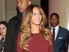 Beyoncé usa vestido com megafenda e mostra pernão em Nova York