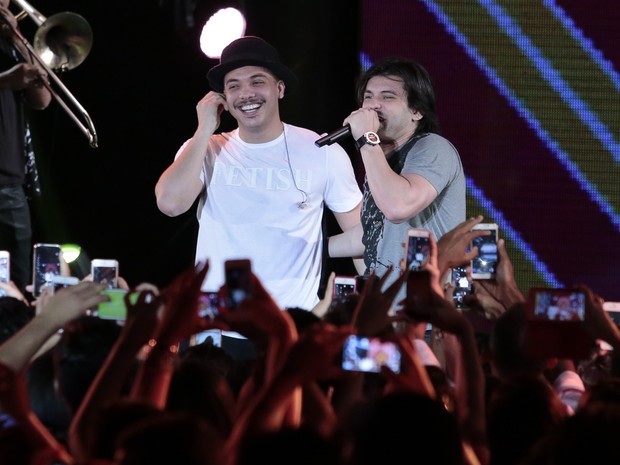 Wesley Safadão e Pedrinho Pegação em show no Recife, em Pernambuco (Foto: Rafael Cusato/ Brazil News)