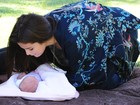 Selena Gomez baba pela irmã recém-nascida, Gracie Elliot